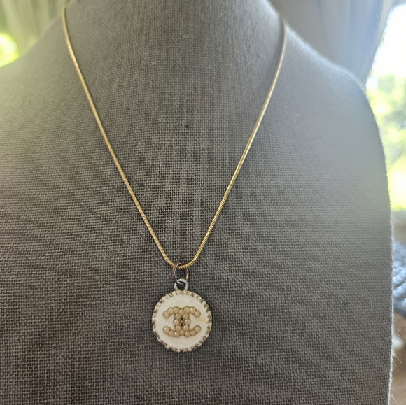 Elegant Gold Pendant Necklace - Picture 2 of 13